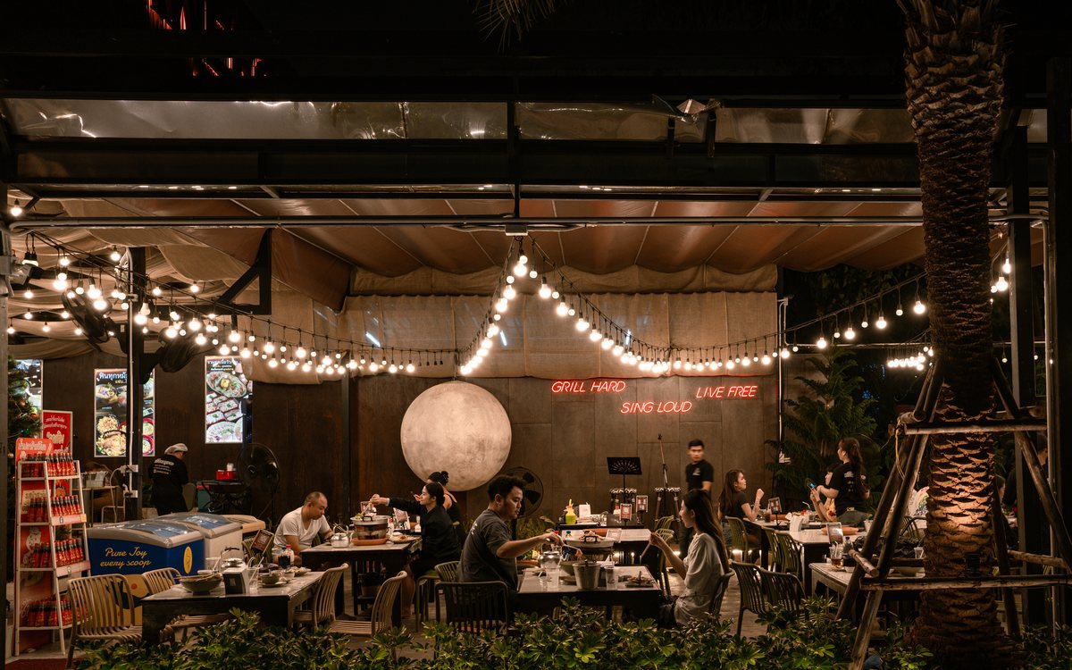 บรรยากาศร้านตอนกลางคืน มีไฟราวและดนตรีสด